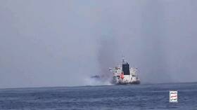 تواصل إبحارها إلى مصر.. إصابات وأضرار في استهداف الحوثيين لسفينة تجارية