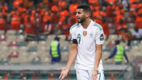 تحطم سيارة رياض محرز الفارهة في حادث سير (صور)