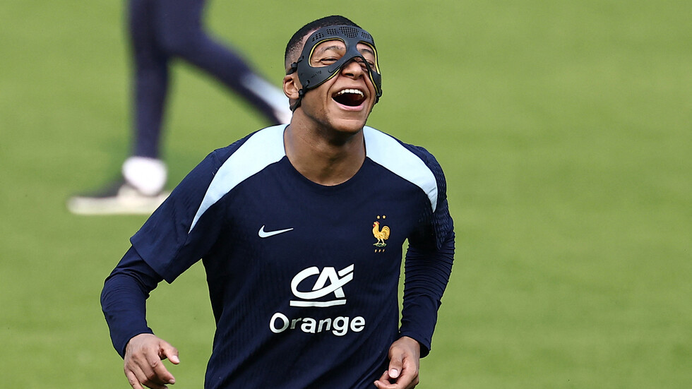 "قناع مروع".. مبابي لا يمانع التضحية بأنفه مجددا