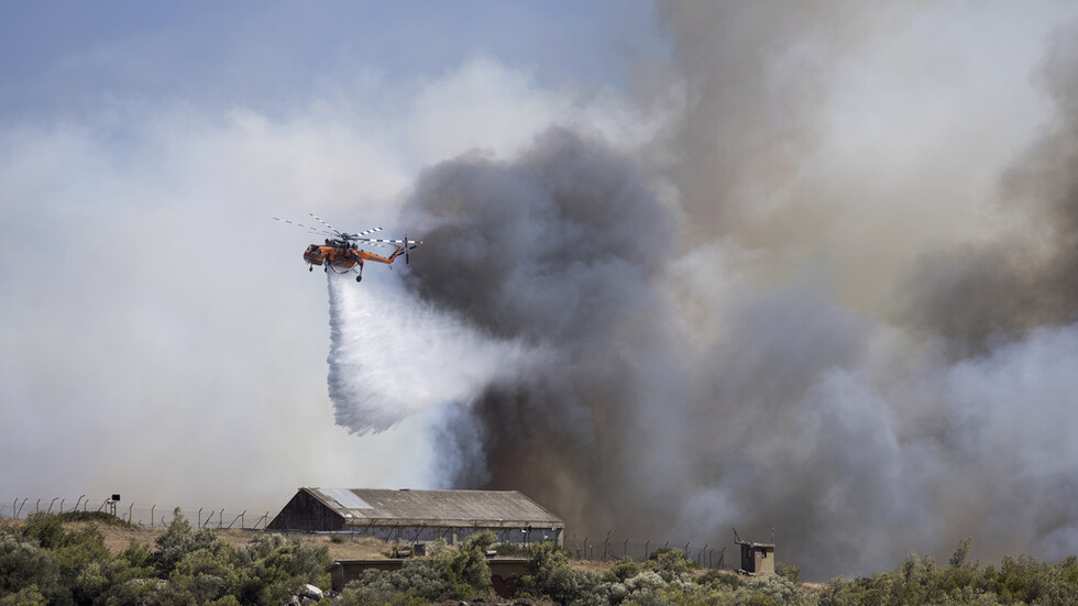 بالفيديو.. فرق الإطفاء تحاول إخماد حريق في جزيرة يونانية ورئيس الوزراء يحذر من "صيف خطير"