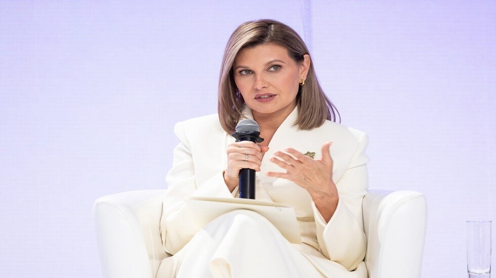 "بوغاتي توربيون".. زوجة زيلينسكي تشتري واحدة من أغلى السيارات الفاخرة في العالم (صور)