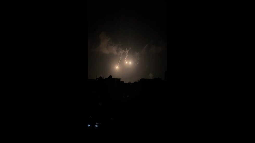 مراسل RT: الجيش الإسرائيلي يلقي قنابل ضوئية بشكل مكثف شمال مخيم النصيرات وسط غزة (صور + فيديو)