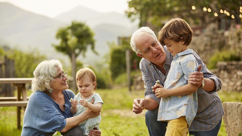 السويد تقر رسميا دفع رواتب للأجداد ليقوموا برعاية أحفادهم