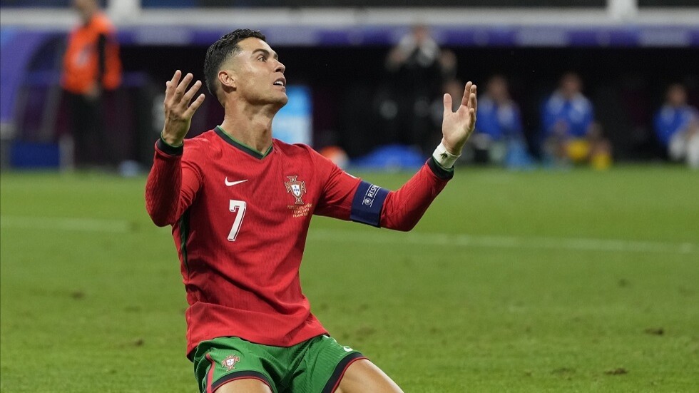 شاهد.. رد فعل والدة رونالدو على بكاء 