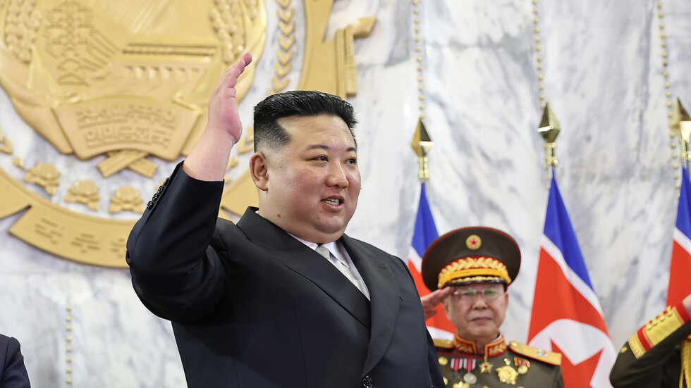 زعيم كوريا الشمالية يجري تفتيشا على مصانع للذخيرة (صورة)