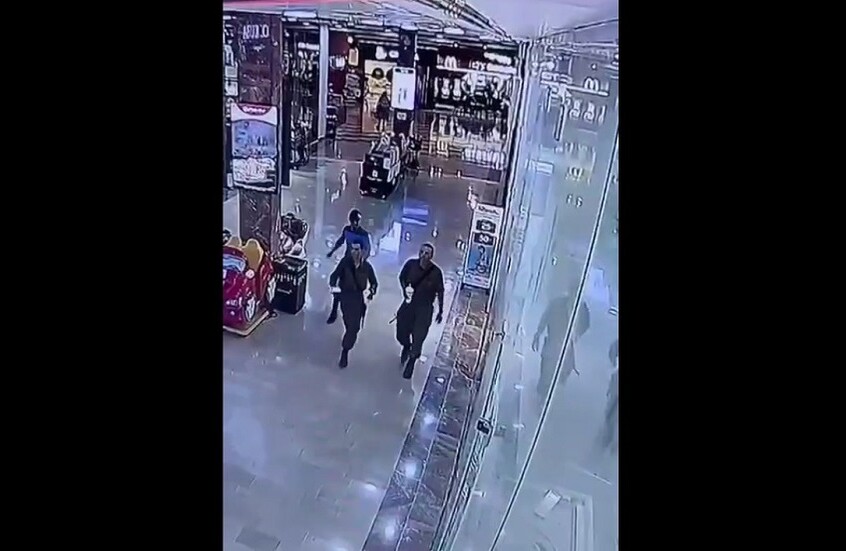 قام بتحييد المنفذ.. مقتل أحد المصابين في عملية الطعن في كرمئيل شمال إسرائيل (فيديو)