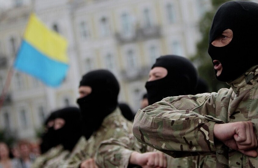 صحفية أمريكية: كتيبة "آزوف" نفذت انقلابا عسكريا على زيلينسكي