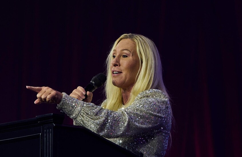 نائبة أمريكية تعرض على تاكر كارلسون سؤالا لزيلينسكي