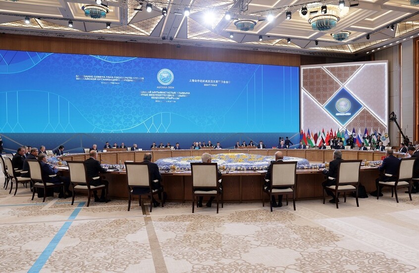 صورة رئيسي ترافق الرئيس الإيراني المؤقت في قمة شنغهاي (فيديو)