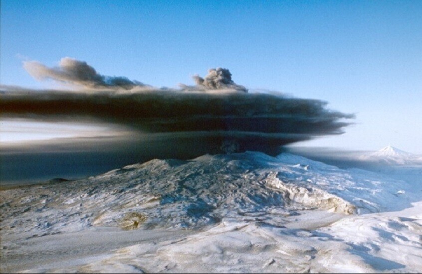 روسيا.. بركان إيبيكو يقذف الرماد من جديد
