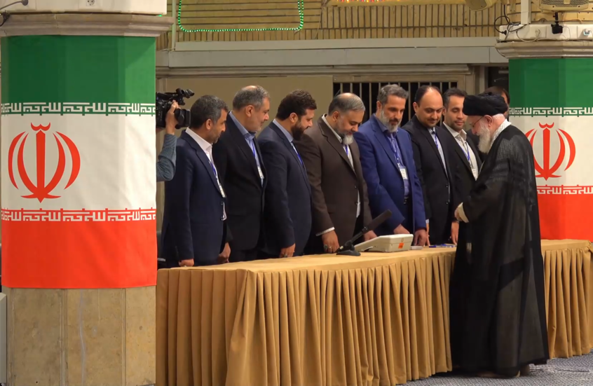 خامنئي يدلي بصوته مع فتح مراكز الاقتراع في جولة ثانية من الانتخابات الرئاسية