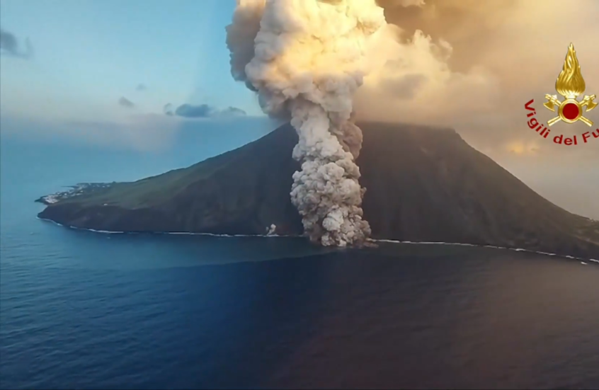 مشاهد جوية مثيرة لتدفق الحمم جراء ثوران بركان في إيطاليا