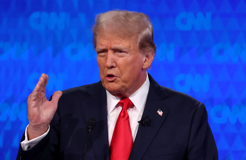 ترامب ينصح بايدن بالبقاء في السباق الرئاسي 