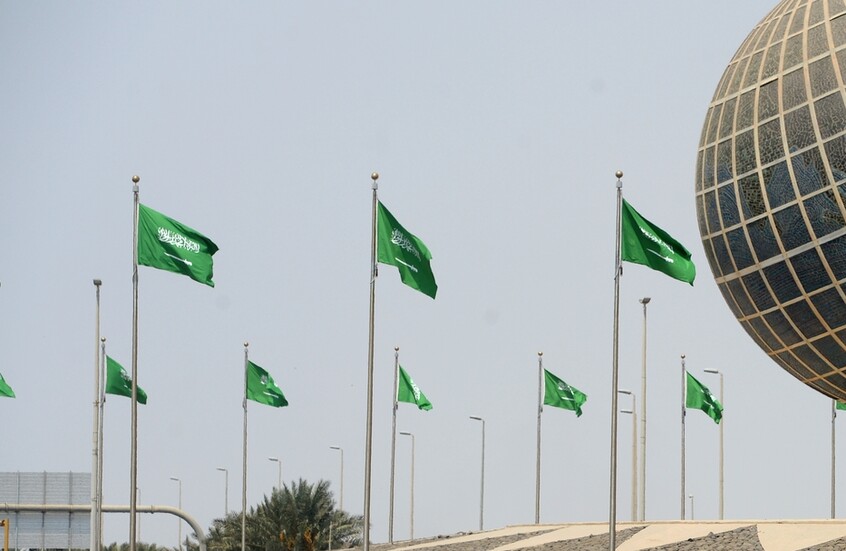 السعودية.. مستشار أمني سابق يكشف قصة استيلاء شخص على مليوني ريال وهروبه ومطاردته بين عدة دول