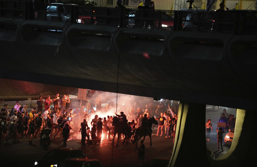 احتجاجات ليلية عنيفة في تل أبيب مطالبة بتبادل الأسرى مع "حماس" (فيديو)