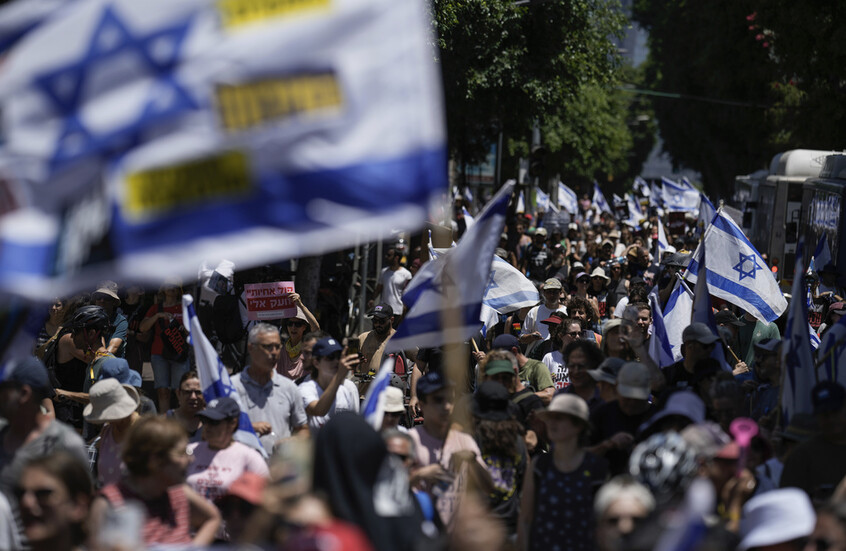 الشرطة الإسرائيلية تعتقل 5 نشطاء أغلقوا طريقا شمال تل أبيب