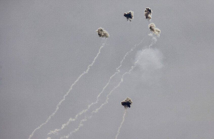 إعلام عبري: دوي صافرات الإنذار في مستوطنات عدة شمال إسرائيل وسماع دوي انفجارات في صفد (فيديو)