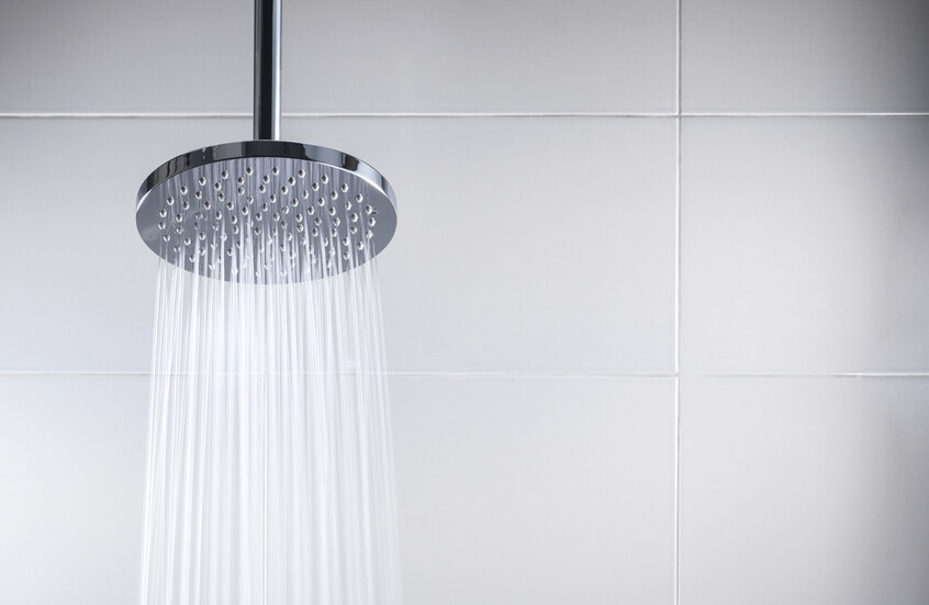 السعودية.. "ضيف غير متوقع" في الحمام يثير رعب مواطن في منطقة عنيزة (فيديو)