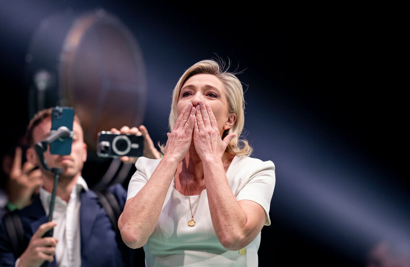 فرنسا..استقبال حار لمارين لوبان  في مقر حزب التجمع الوطني