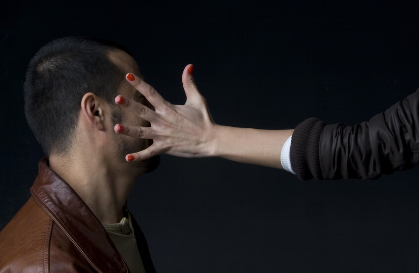 "صوت الصفعة رنان".. امرأة هندية تصفع زوجها أمام الشرطة بعد ضبطه متلبسا بالخيانة (فيديو)