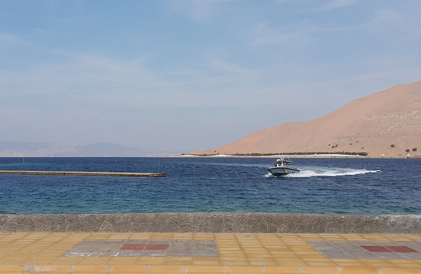 حرس الحدود السعودي يعلن إنقاذ 5 مقيمين أجانب بعد تعطل قاربهم في عرض البحر