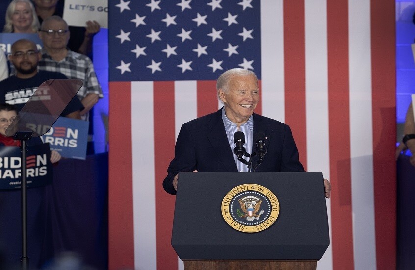 بايدن يقر بأن الشائعات حول اضطرابه عقليا تثير غضبه ويؤكد كفاءته العقلية