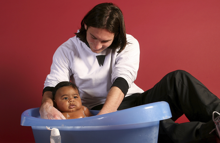 "بداية أسطورتين".. قصة صورة ميسي مع رضيع أصبح الآن نجم "يورو 2024"(صور)