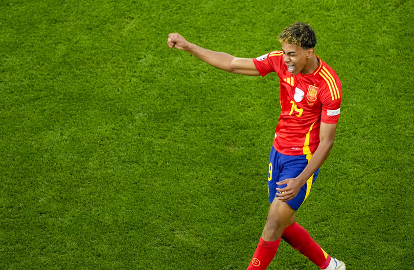 لامين جمال يكسر رقمين قياسيين تاريخيين للأسطورة الراحل بيليه (فيديو)