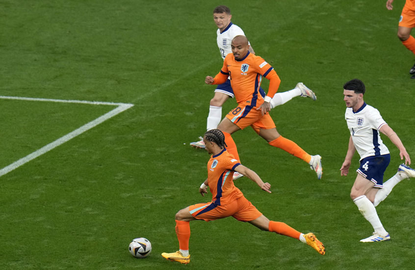 تشافي سيمونز يسجل هدفا تاريخيا لهولندا في شباك إنجلترا (فيديو)