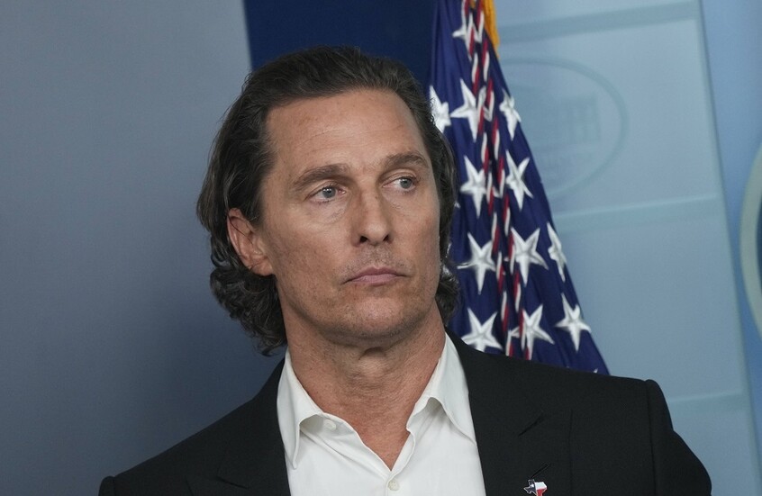 نجم هوليوود ماثيو ماكونهي ينشر "صورة مروعة" لوجهه بعد أن لسعته نحلة (صورة)