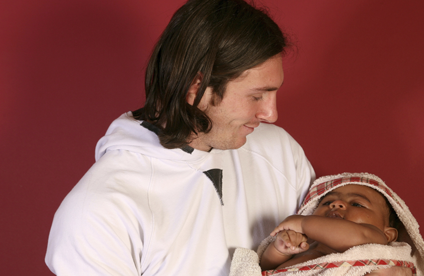 "ابني هو من بارك ليو".. تعليق مثير لوالد لامين جمال على صورة نجله مع ميسي (فيديو)