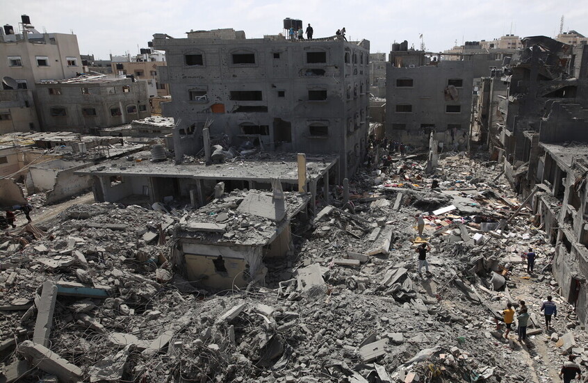 ظل يحتضن جثمانه لساعات.. أب فلسطيني يرفض مفارقة ابنه بعد مقتله بغارة إسرائيلية (صورة)