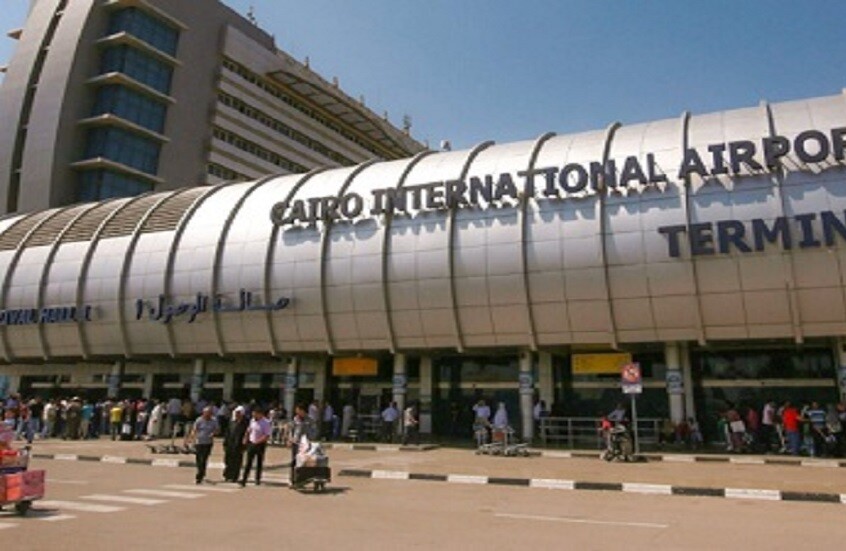 "الرجل الغامض".. ضبط مصري حاول تهريب أكثر من مليون جنيه في وجبات شاورما بمطار القاهرة (صورة + فيديو)