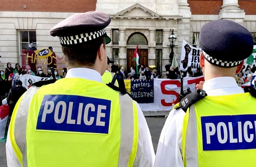 الشرطة البريطانية تستخدم العنف المفرط ضد متظاهرين متضامنين مع فلسطين (فيديو)