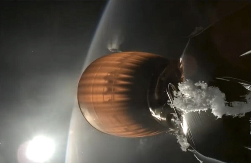 فشل صاروخ "سبيس إكس" يهدد بسقوط أقمار ماسك الصناعية واحتراقها