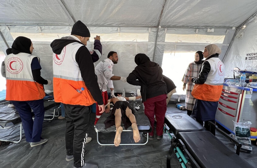 مجمع "ناصر الطبي" بخان يونس يستقبل عشرات الضحايا إثر استهداف إسرائيلي لغرب المدينة