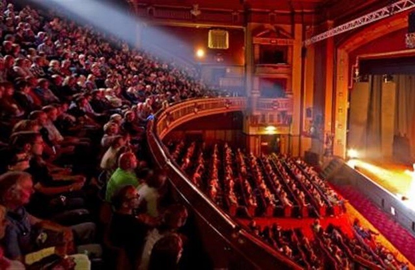 فنان مصري مشهور يرد على شائعة زواجه في سن الـ90 من فتاة شابة