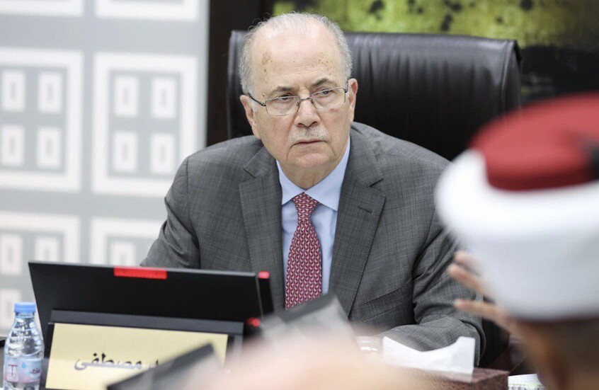 مكتب رئيس الوزراء الفلسطيني يرد على أنباء "تقديمه عرضا لمسلحين" في مخيم بالضفة الغربية