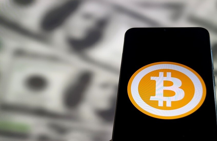 مصر.. المحكمة الاقتصادية تصدر قرارا بشأن 4 من أسرة الـ"يوتيوبرز حمدي ووفاء" في قضية "البتكوين"