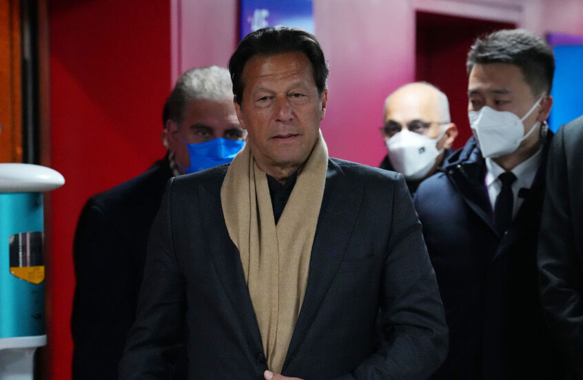 باكستان.. توقيف عمران خان وزوجته في تهم جديدة