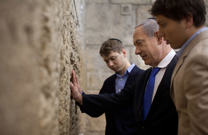 نجل نتنياهو يشن هجوما عنيفا على قطر  (فيديو)