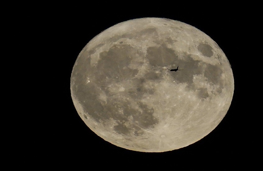 علماء يؤكدون وجود كهف على سطح القمر يمكن استخدامه لإيواء رواد الفضاء مستقبلا