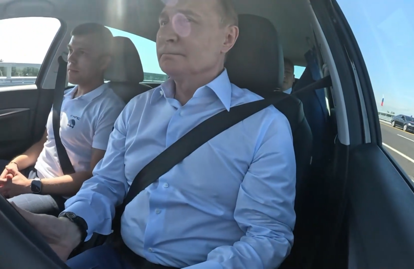 لقطات من داخل سيارة "لادا أورا" يقودها بوتين أثناء تفقده طريقا جديدا بين العاصمتين