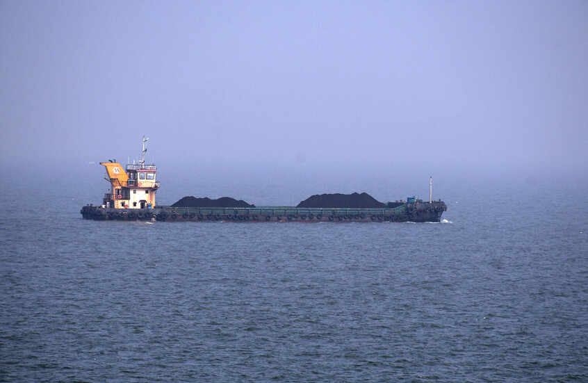 مركز الأمن البحري العماني: 16 مفقودا بعد انقلاب ناقلة نفط قرب سواحل سلطنة عمان