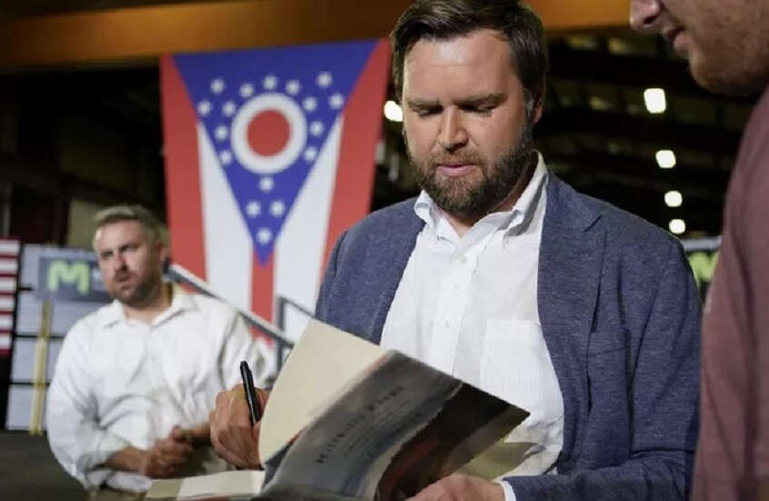 بعد ترشيح ترامب له لمنصب نائب الرئيس.. مذكرات جي دي فانس تتصدر قائمة الأكثر مبيعا