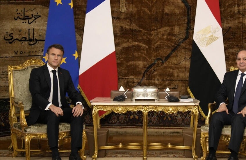السيسي وماكرون يناقشان هاتفيا وقف إطلاق النار في غزة