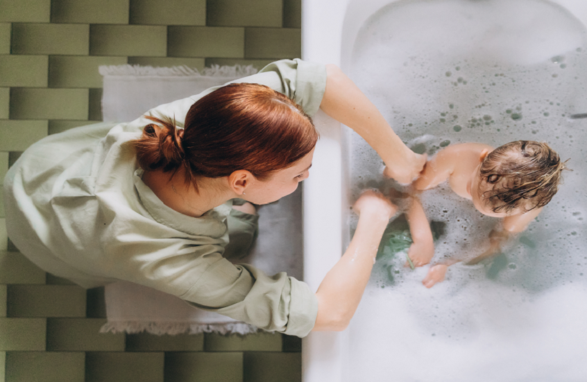 كم مرة في الأسبوع يجب أن تحمم طفلك؟