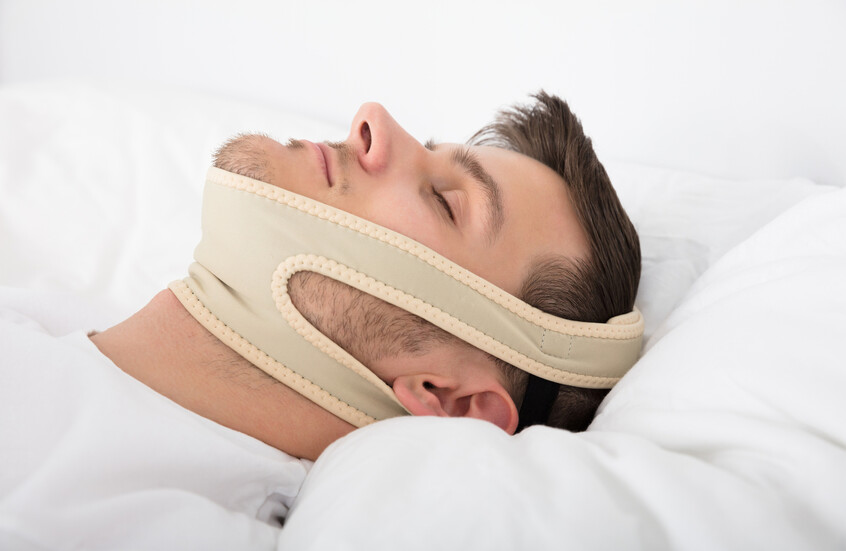 خبراء طبيون يكشفون مدى فعالية ترند "حزام الذقن" المنتشر على "تيك توك"