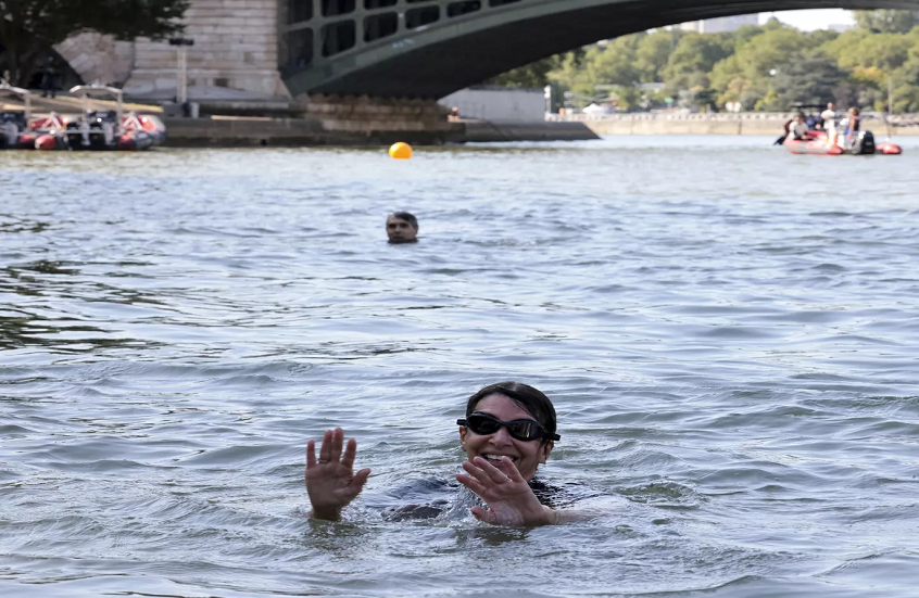 بعد سباحتها في نهر السين .. عمدة باريس تتعرض لحملة سخرية واسعة عبر مواقع التواصل الاجتماعي