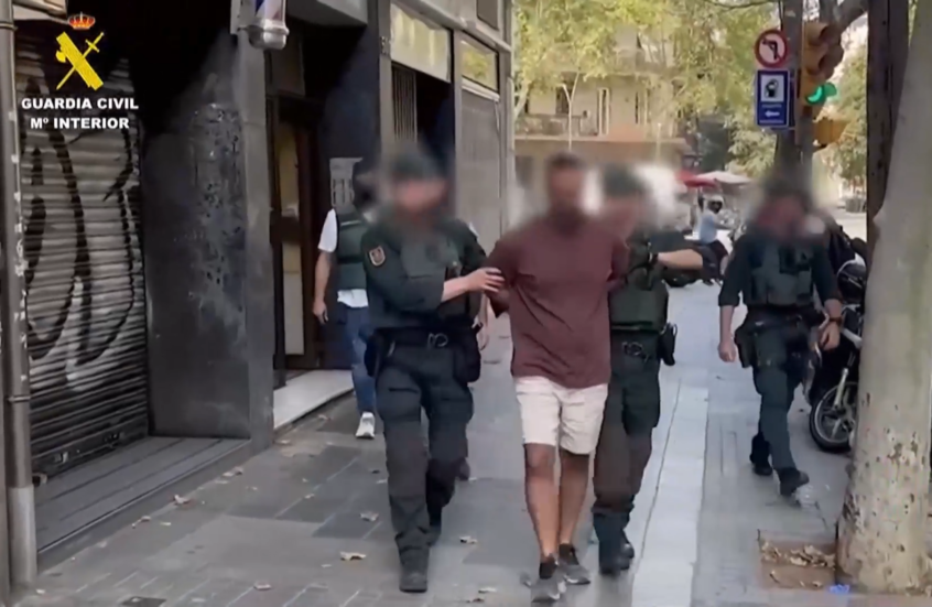 شاهد.. قوات الأمن الإسبانية تفكك شبكة يشتبه بضلوعها في "تصنيع مسيرات لحزب الله"